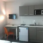 Apartment 24, Hotell