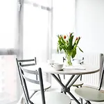 Apartment 24, Hotell